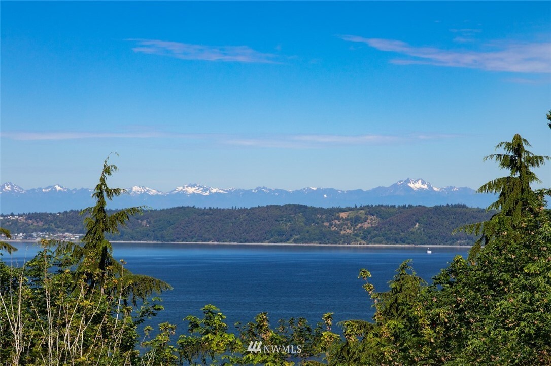 Property Photo: 28045 13th Avenue S WA 98198