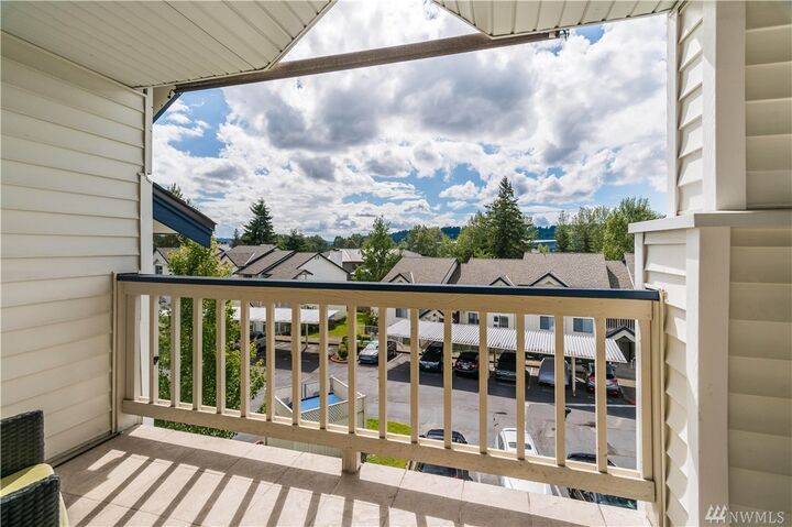 Property Photo:  1900 NE 48th Street E301  WA 98056 
