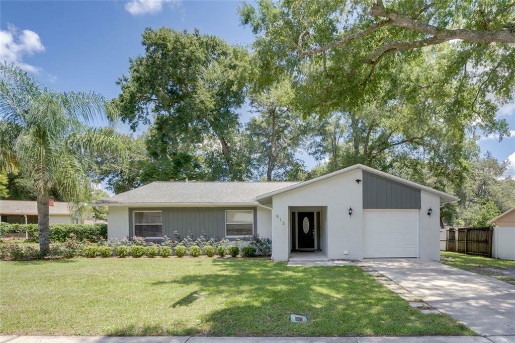 Property Photo: 913 Sycamore Lane FL 32714