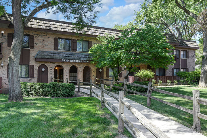 7930 Woodglen Lane 202  Downers Grove IL 60516 photo