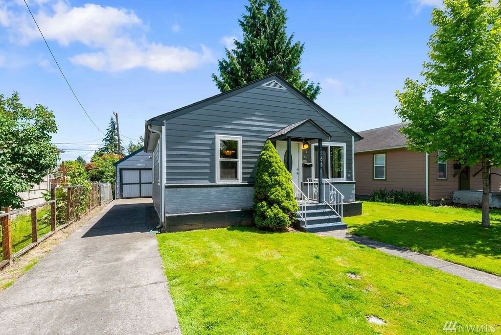 Property Photo:  264 27th Ave  WA 98632 