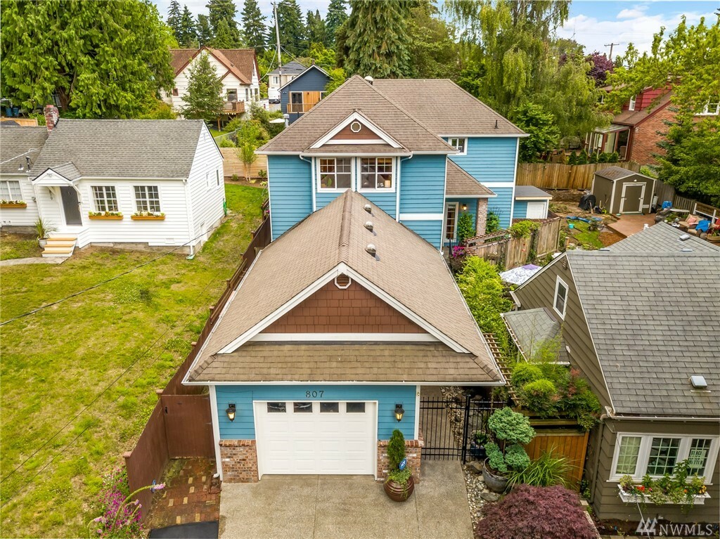 Property Photo:  807 NE 98th St  WA 98115 