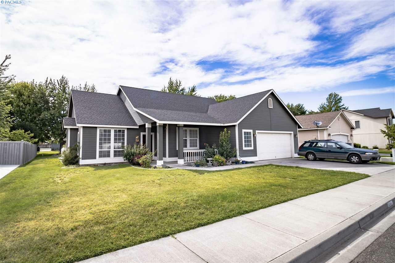 Property Photo:  1489 Desert Springs Ave  WA 99352-9493 