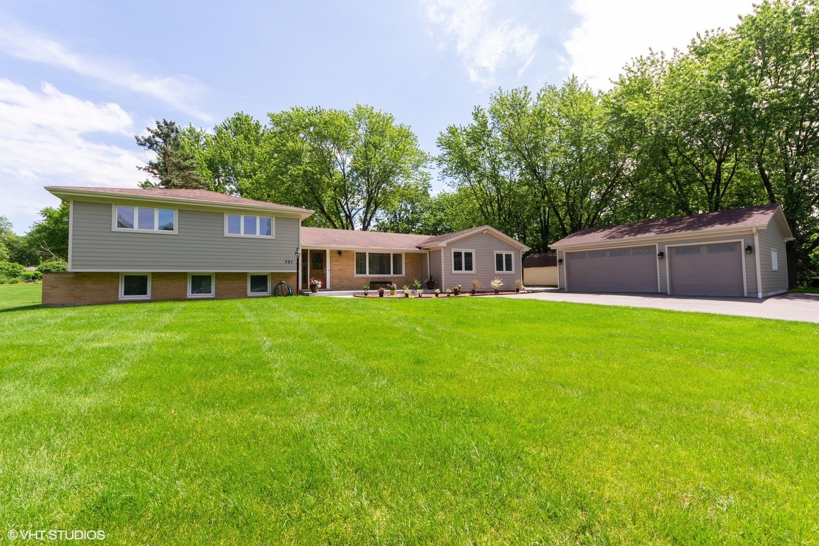 Property Photo:  321 Canterbury Lane  IL 60010 