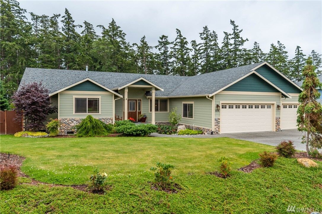 Property Photo:  1076  Lyle Ridge Circle  WA 98277 