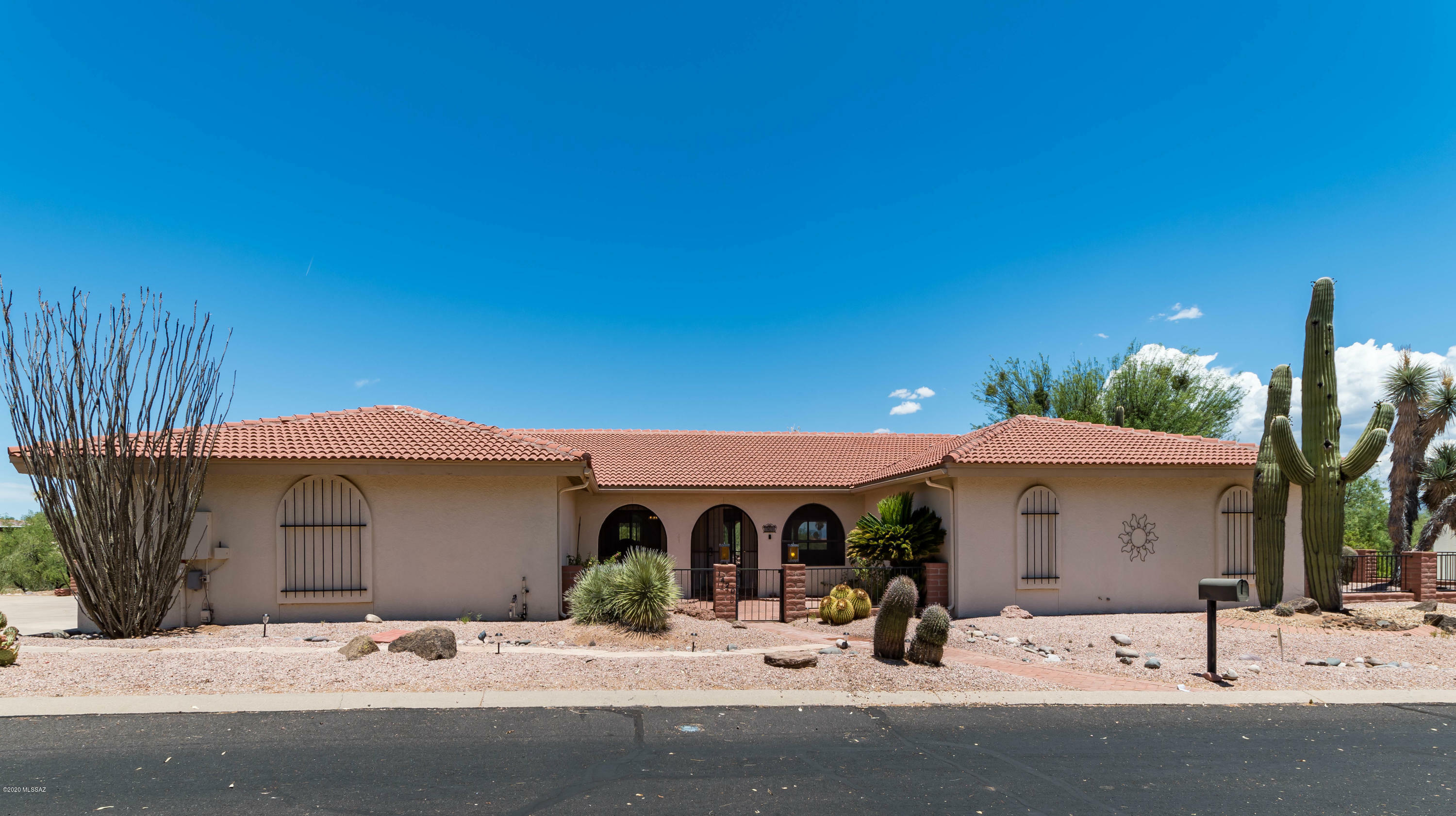 Property Photo:  1420 W Va Del Petirrojo  AZ 85622 