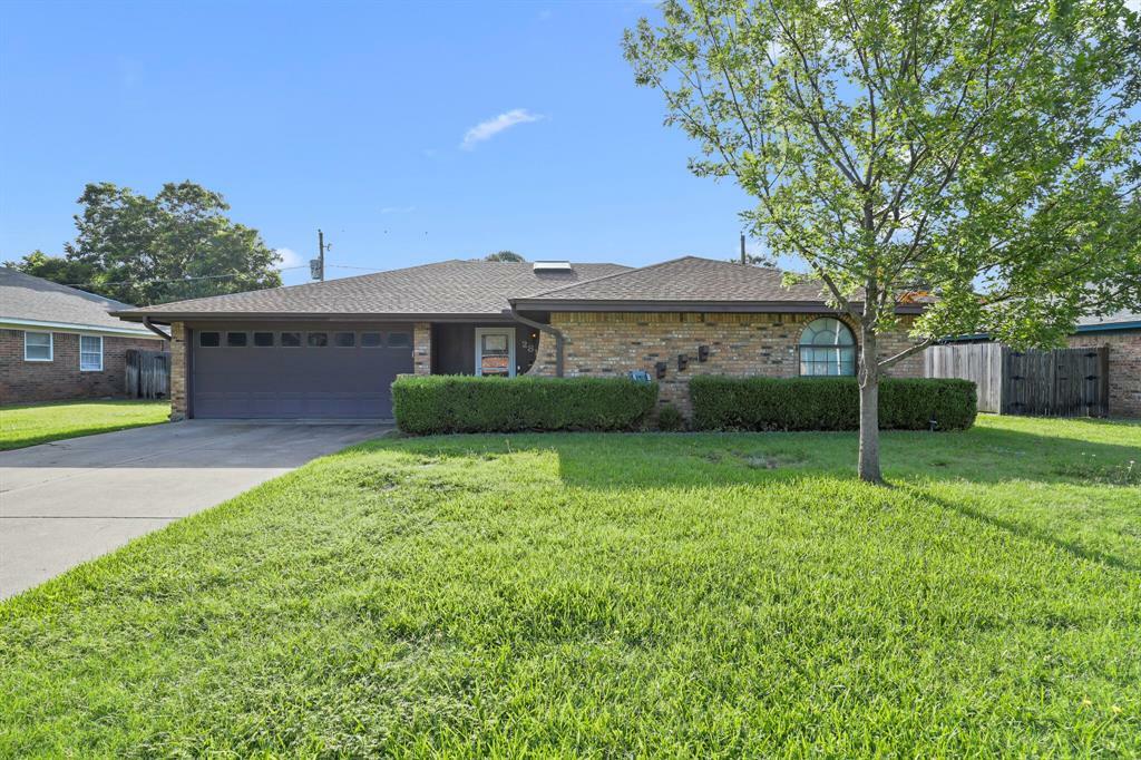 Property Photo:  2817 Fox Hill Drive  TX 76015 