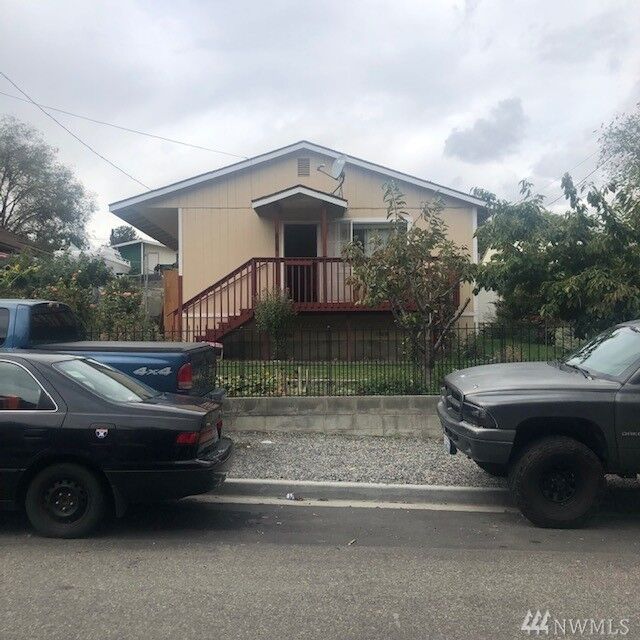 Property Photo:  828 S Chelan Avenue  WA 98801 