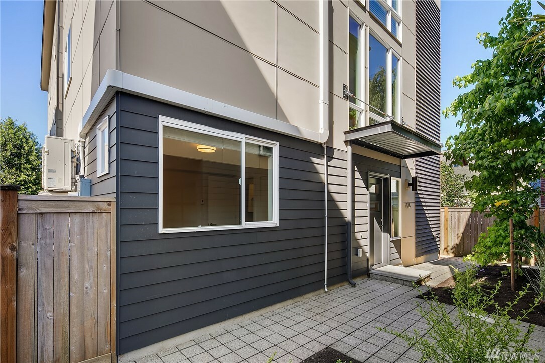 Property Photo: 626 NW 85th St WA 98117