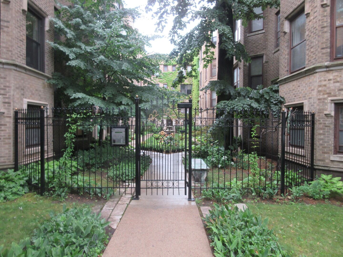 Property Photo: 1228 West Jarvis Avenue 2S IL 60626