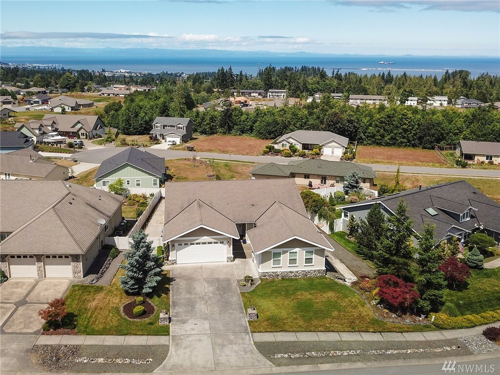 Property Photo: 1305 Rook Dr WA 98362