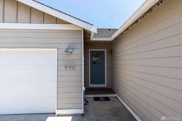 Property Photo: 990 NE Cordero Place WA 98277