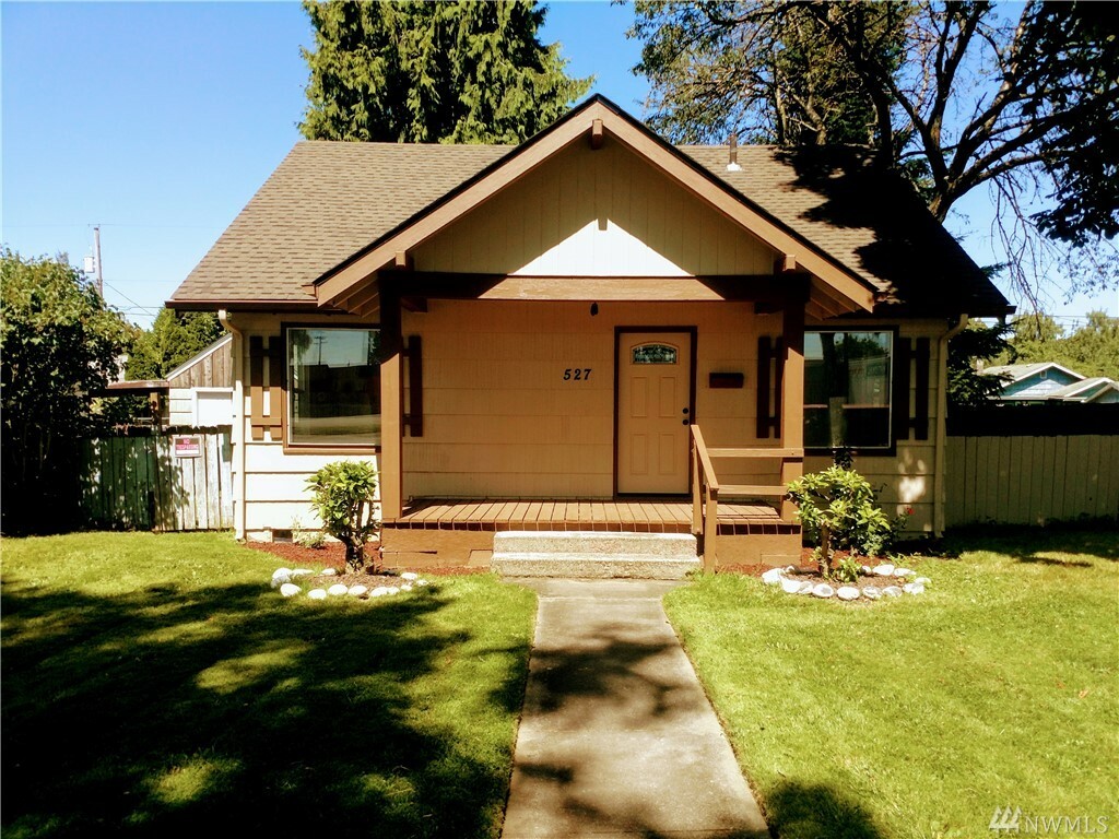 Property Photo:  527 Oregon Wy  WA 98632 