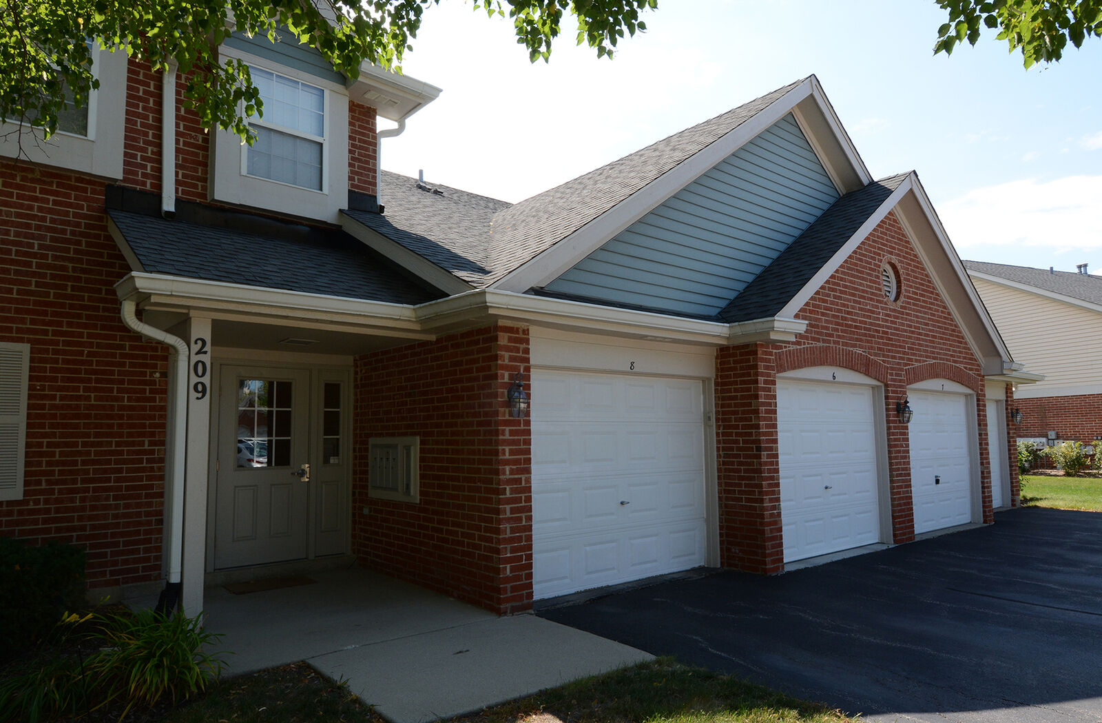 Property Photo: 209 Charleston Court 1721-5 IL 60193