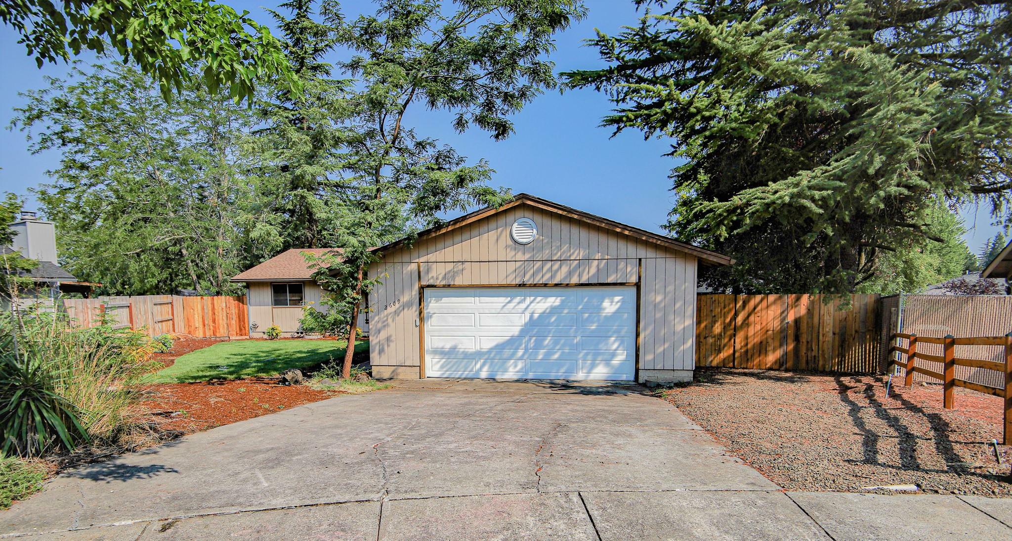 Property Photo: 2609 Hayden Place OR 97504