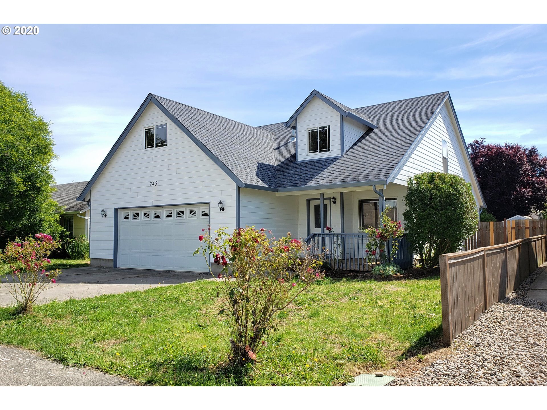 Property Photo:  745 SE Justin St  OR 97378 