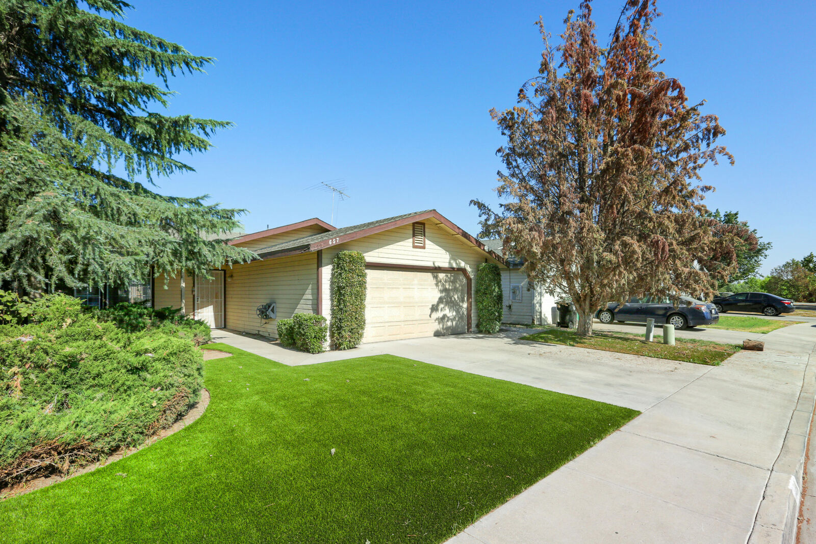Property Photo: 657 S Oak View Street CA 93257
