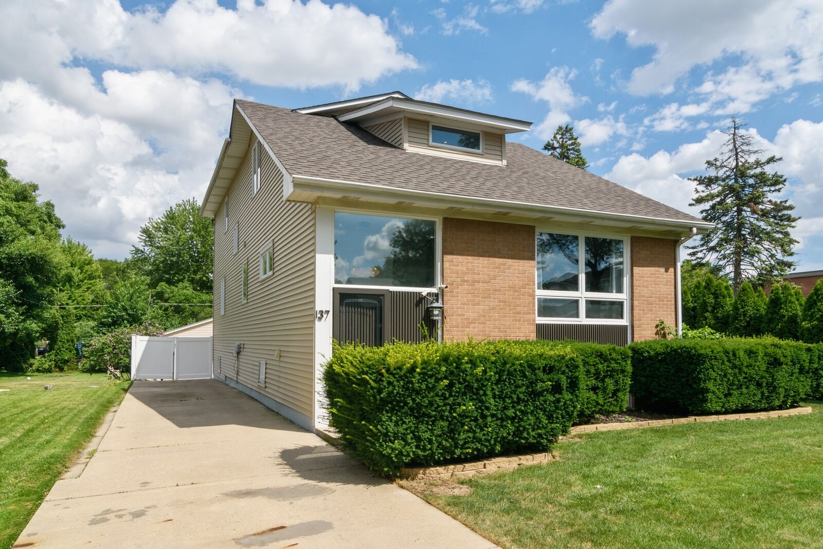 Property Photo:  137 S Harvard Avenue  IL 60181 