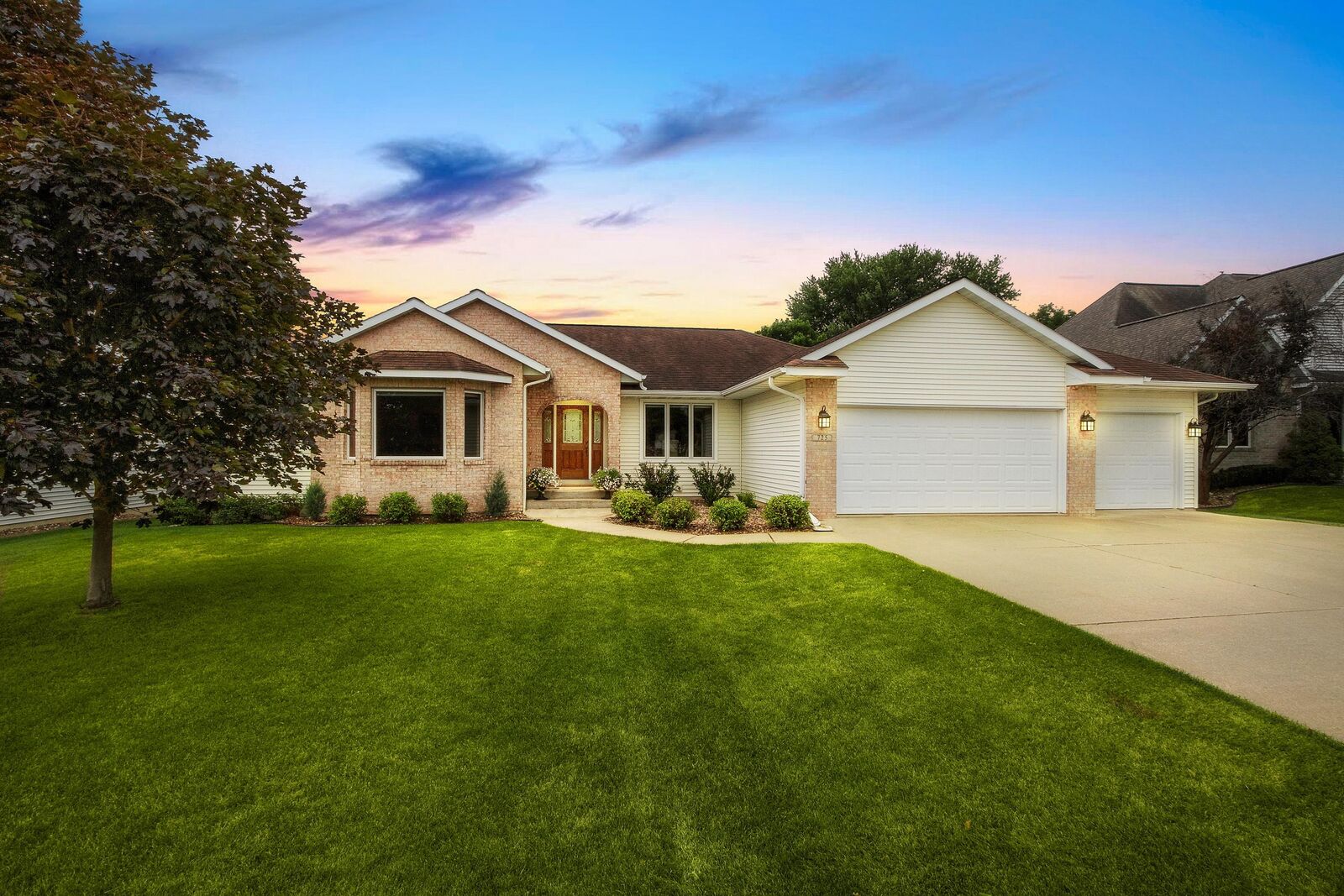 Property Photo:  725 Aspen Valley Dr  WI 54650 