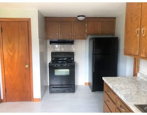 Property Photo: 19 Croydon Rd 2L MA 01606