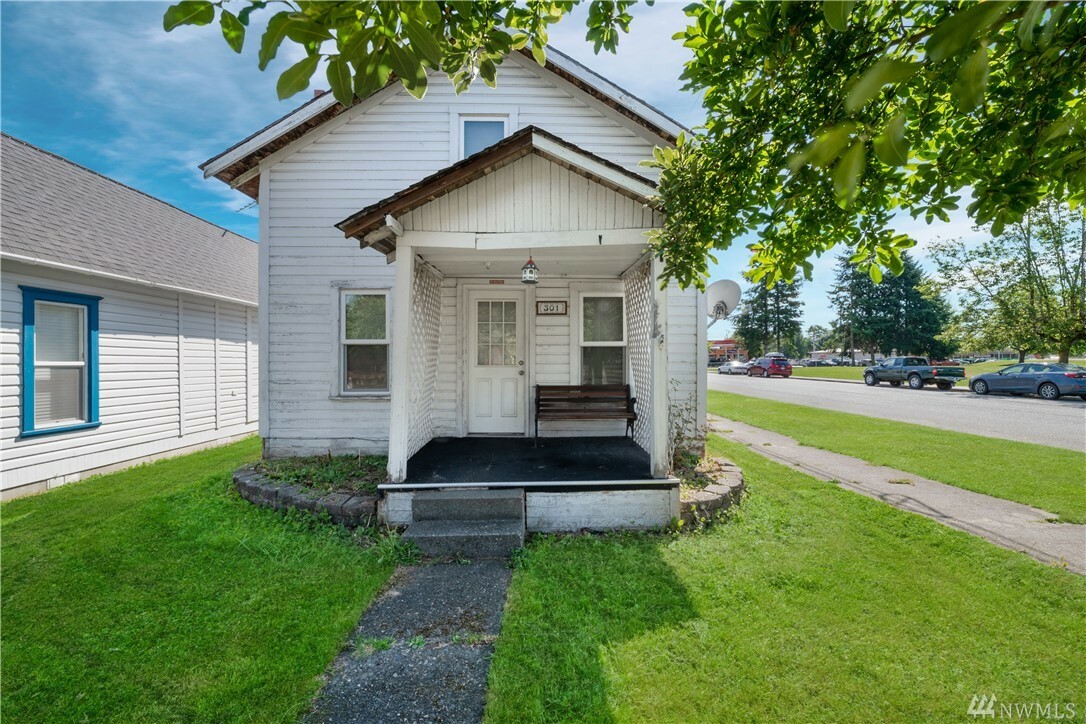 Property Photo:  301 Lincoln Ave  WA 98290 