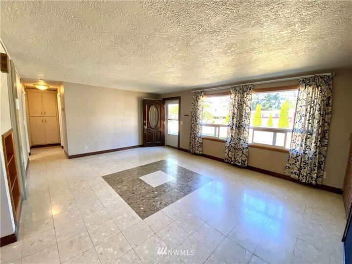 Property Photo: 1423 NE 5th Avenue WA 98277