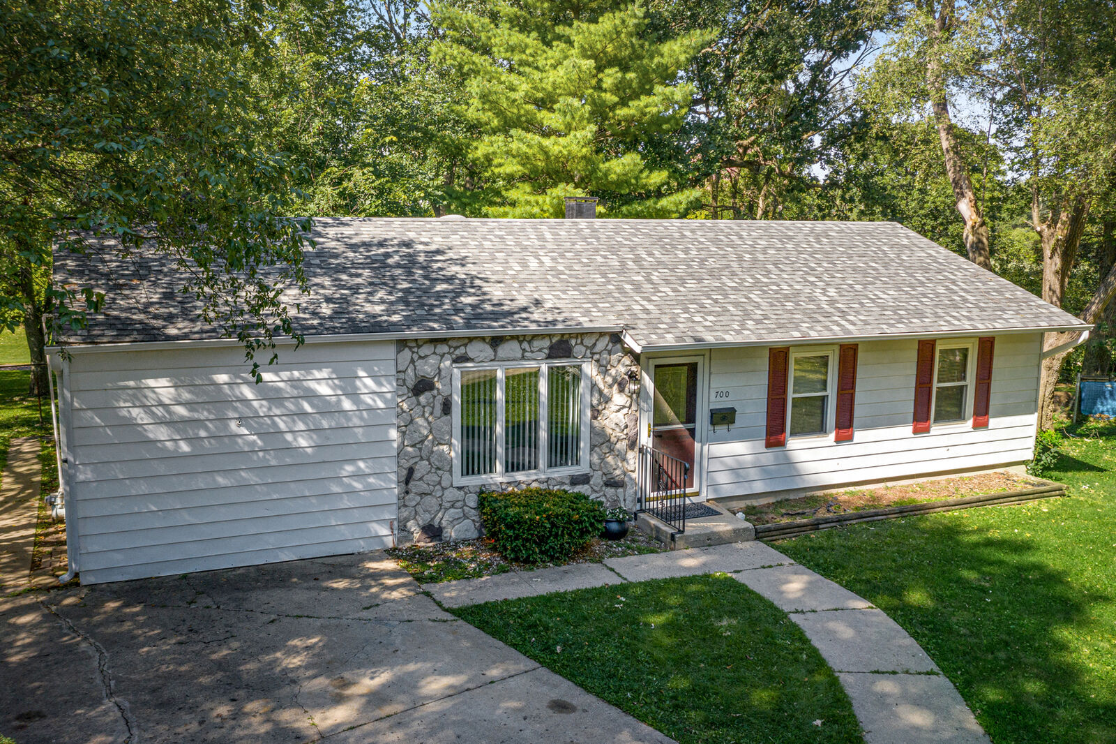 Property Photo: 700 Poplar Creek Court IL 60107