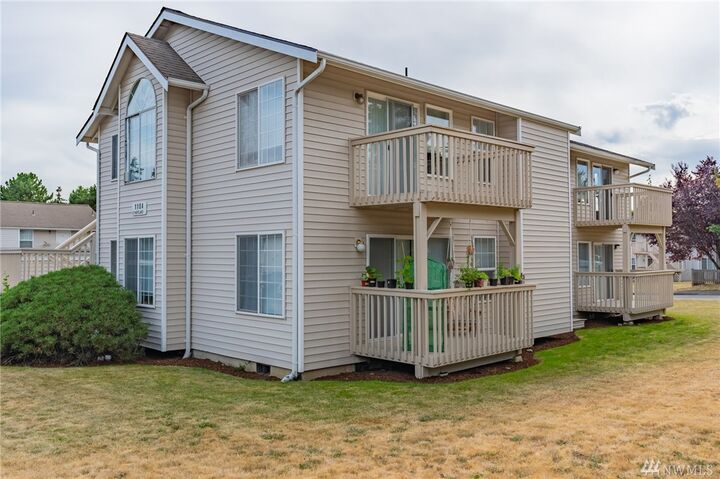 Property Photo:  1104 E Maryland St  WA 98226 