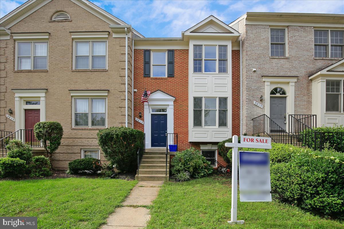Property Photo: 5815 Summerlake Way VA 20120
