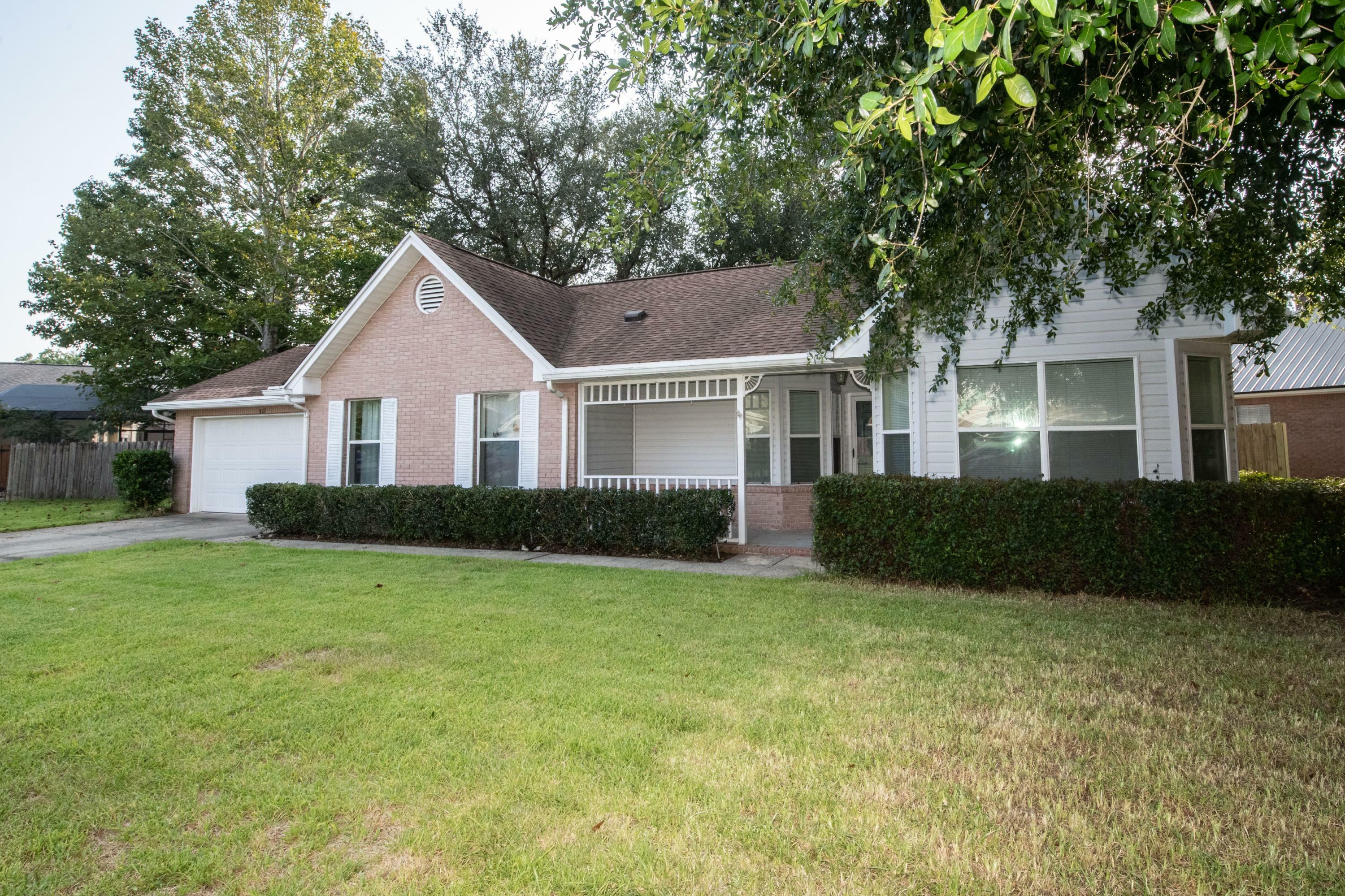 Property Photo:  322 Parkwood Place  FL 32578 