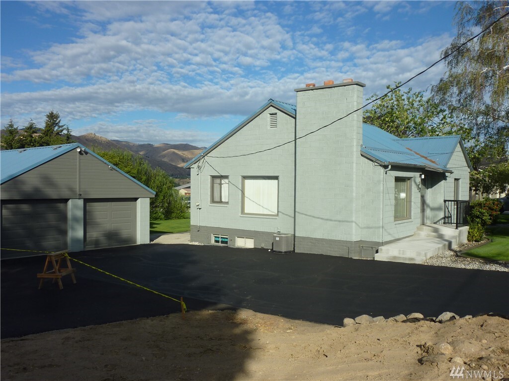 Property Photo:  846 Highline Dr  WA 98802 