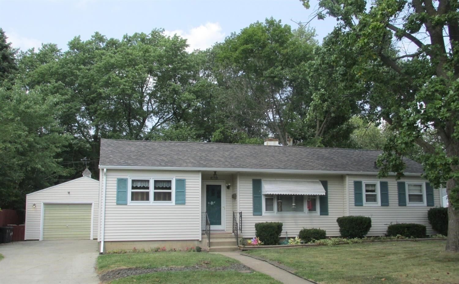 Property Photo: 1105 E Jefferson Avenue IN 46350