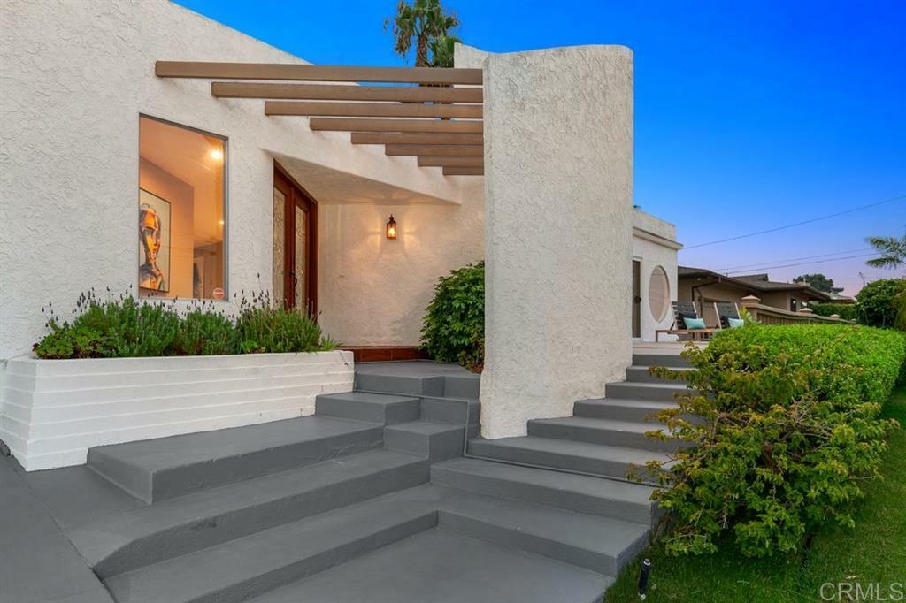 Property Photo: 5957 Avenida Chamnez CA 92037