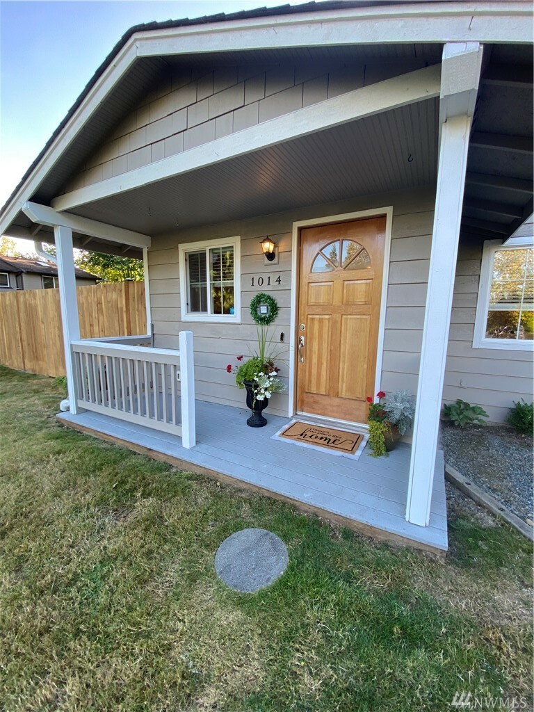 Property Photo:  1014 Clark Ave  WA 98290 