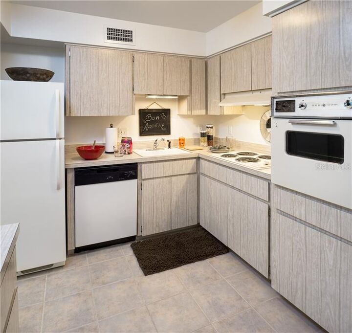 Property Photo:  20-2B S Lucerne Circle W 502  FL 32801 