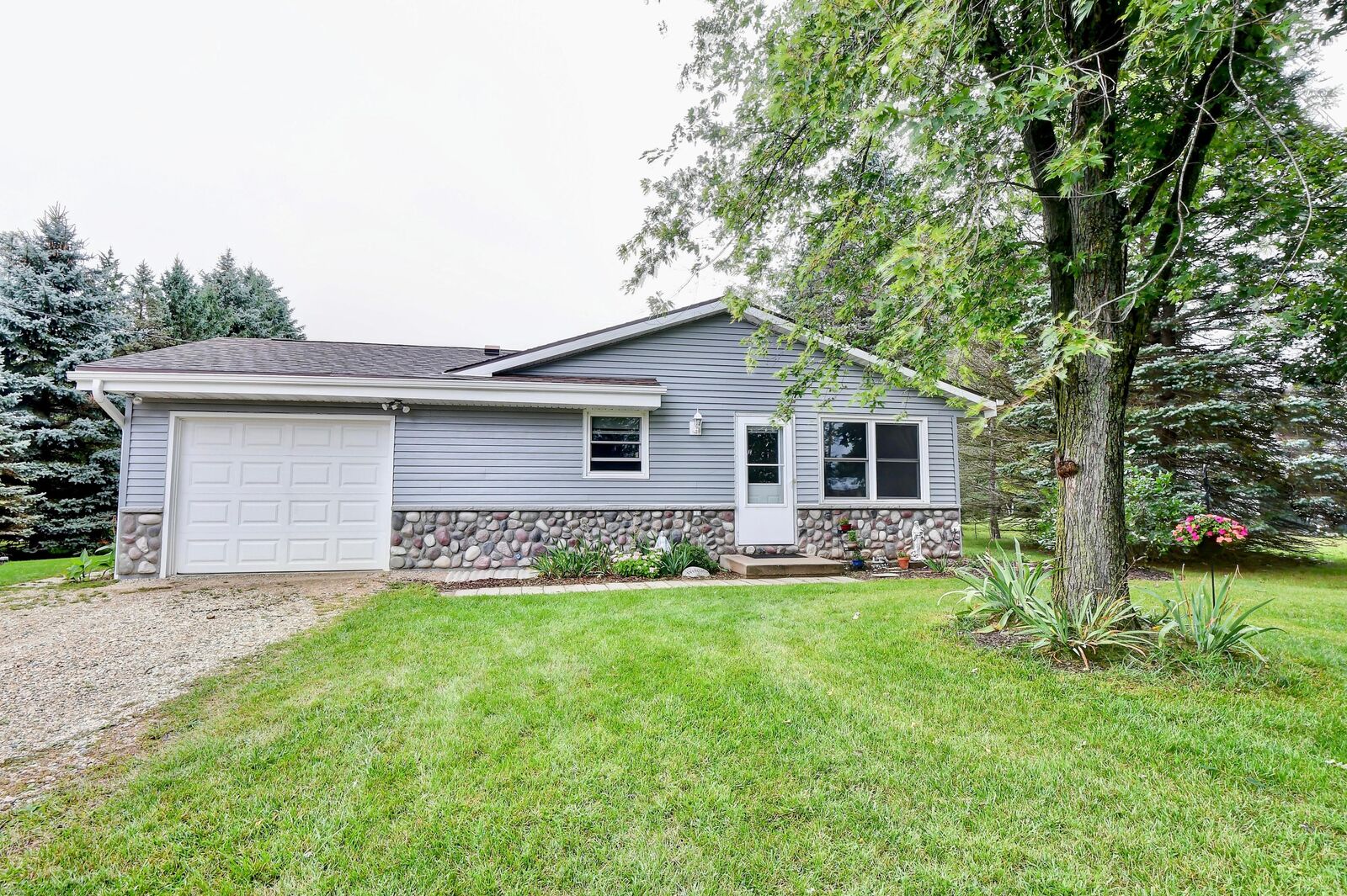 Property Photo: 2202 E Newark Dr WI 53090