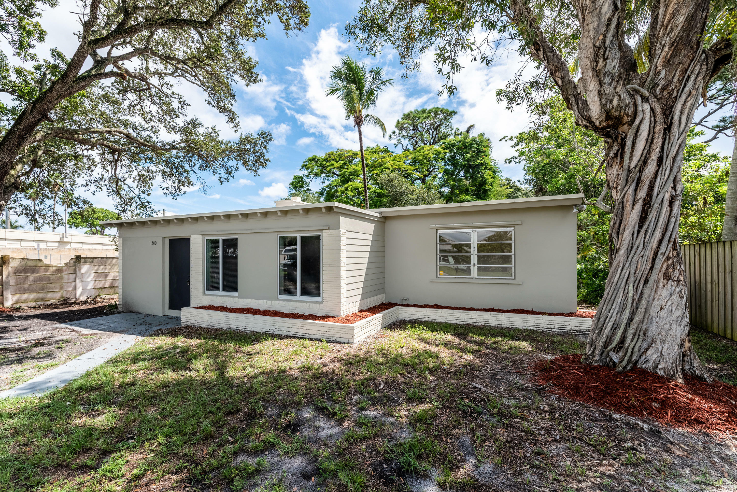 Property Photo:  1300 SW 19th Avenue  FL 33312 