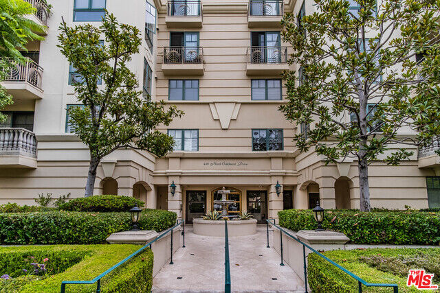 Property Photo:  430 N Oakhurst Dr Ph8  CA 90210 