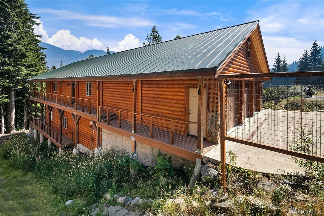 Property Photo:  270 Innsbruck Dr  WA 98068 