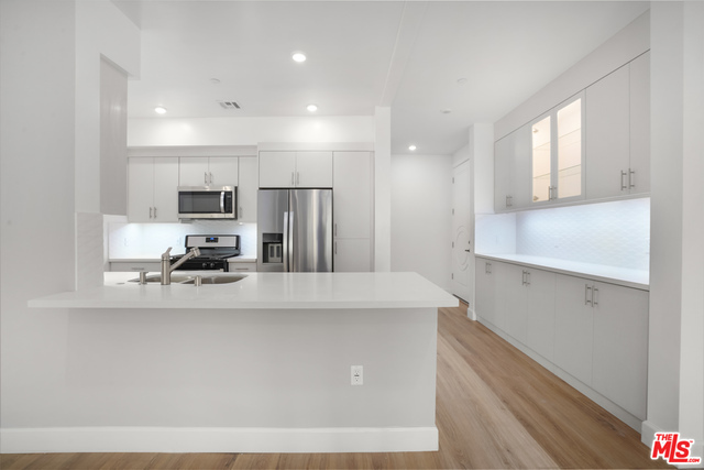 Property Photo: 1832 S Barrington Ave 402 CA 90025