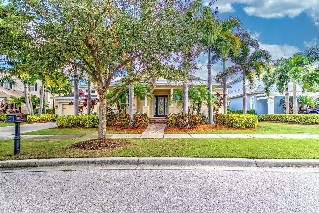 Property Photo:  813 Islebay Drive  FL 33572 