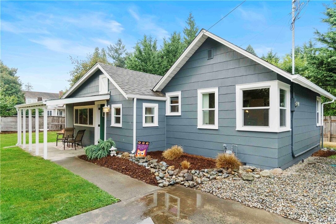 Property Photo:  420 Sumner Ave  WA 98390 