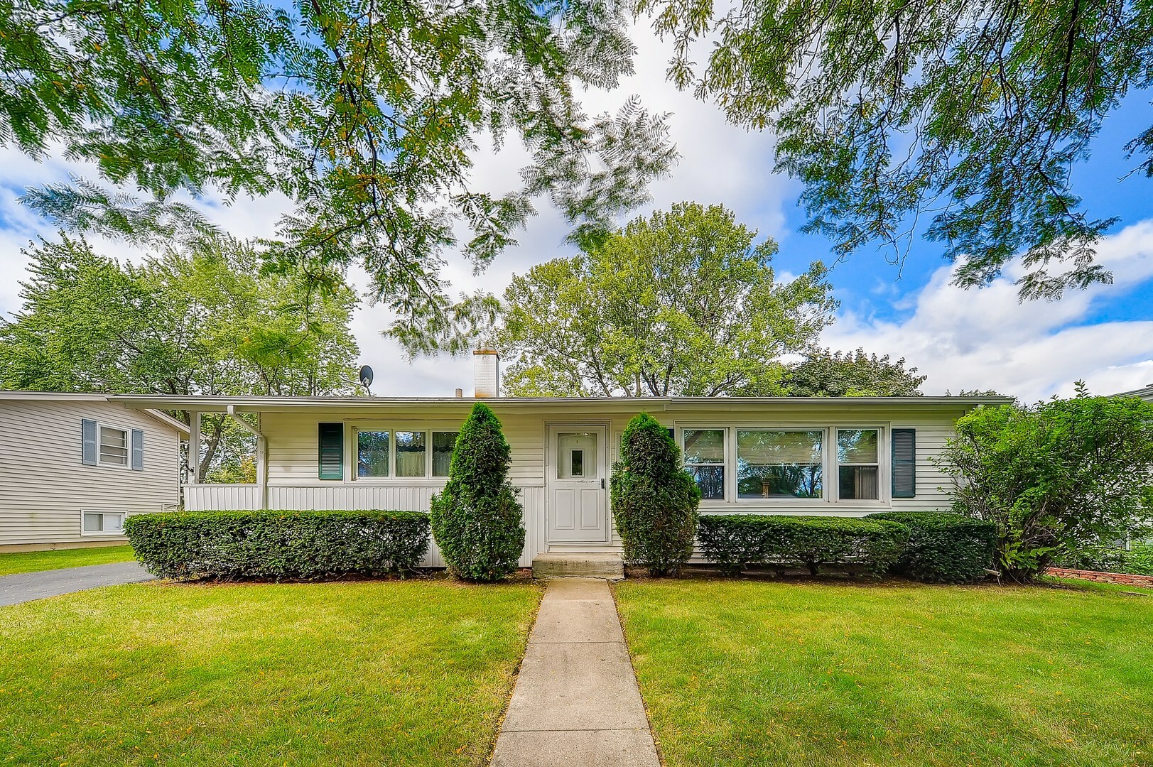 Property Photo:  472 Navajo Trail  IL 60089 