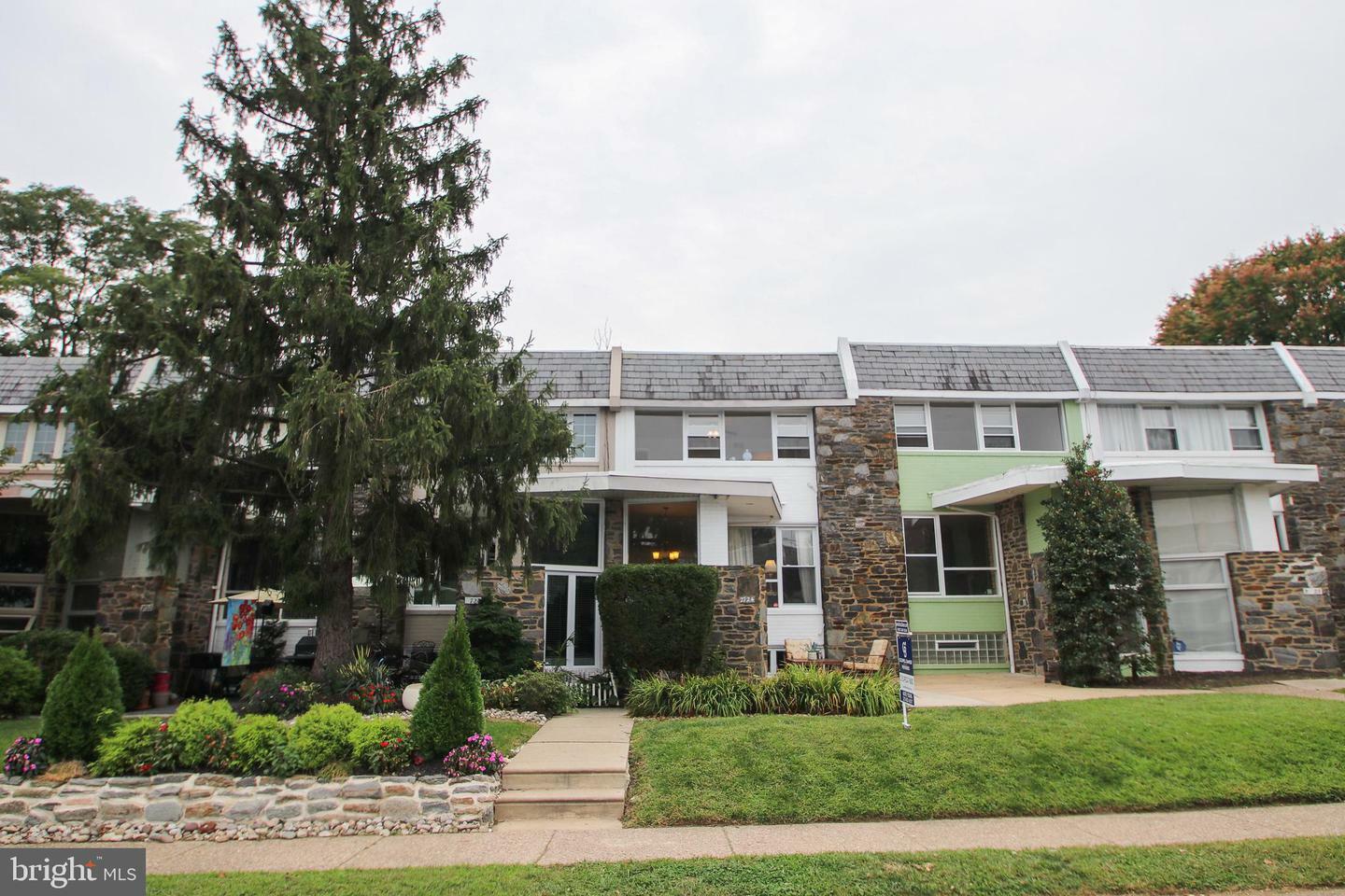 Property Photo: 2724 W Country Club Road PA 19131
