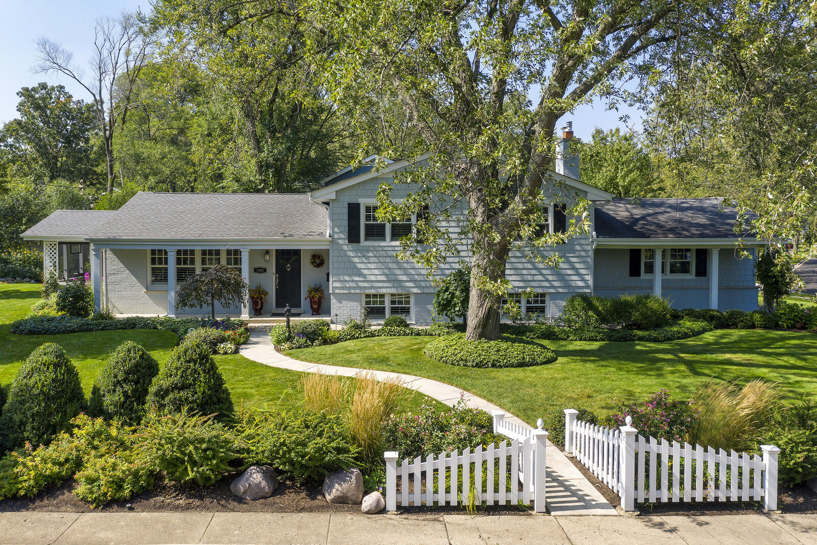 Property Photo: 1462 Ambleside Drive IL 60015