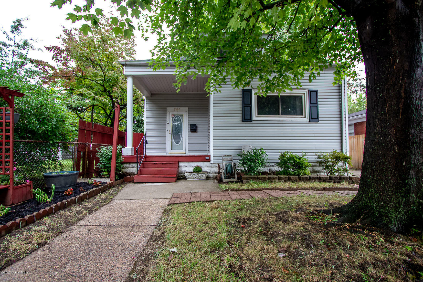 Property Photo:  3927 South 1st St  KY 40214 