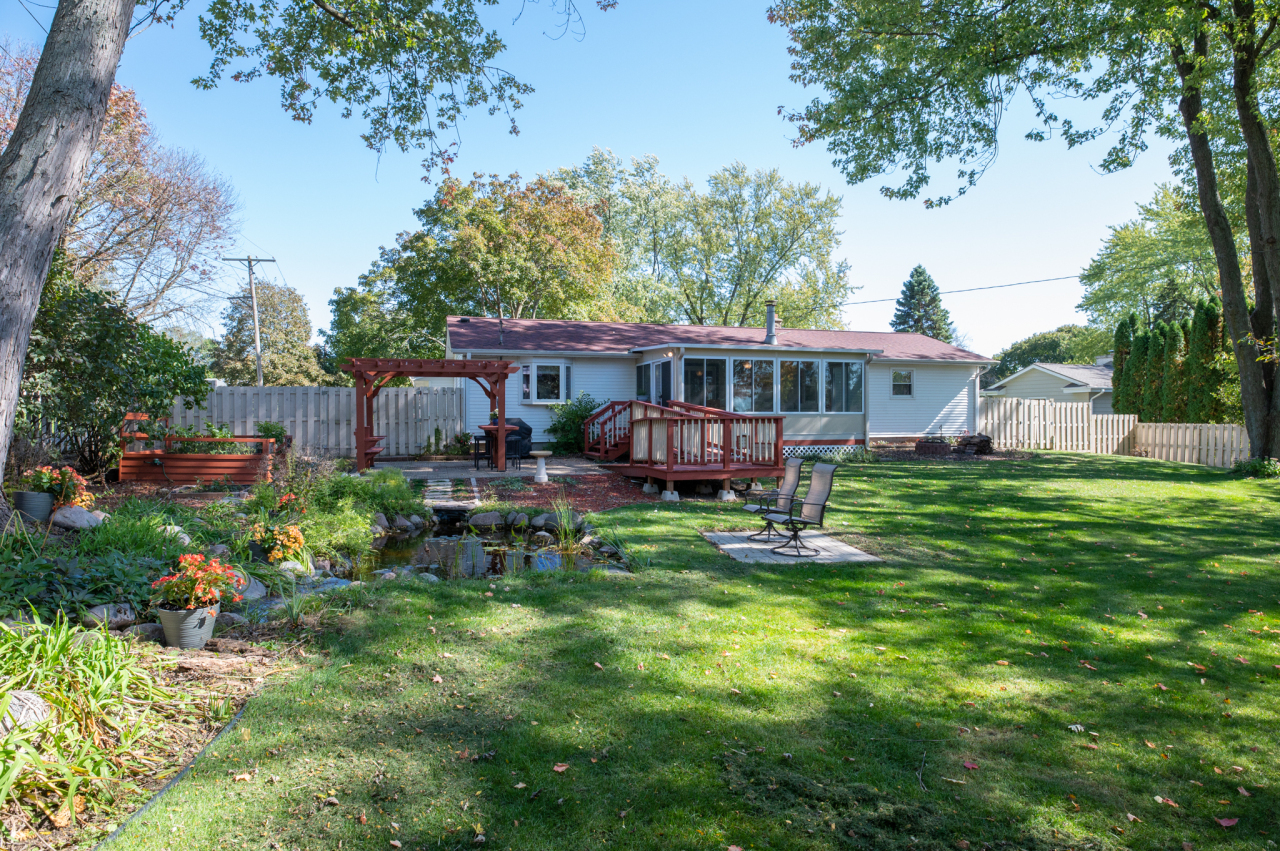 Property Photo:  312 Maple Way S  WI 53188 