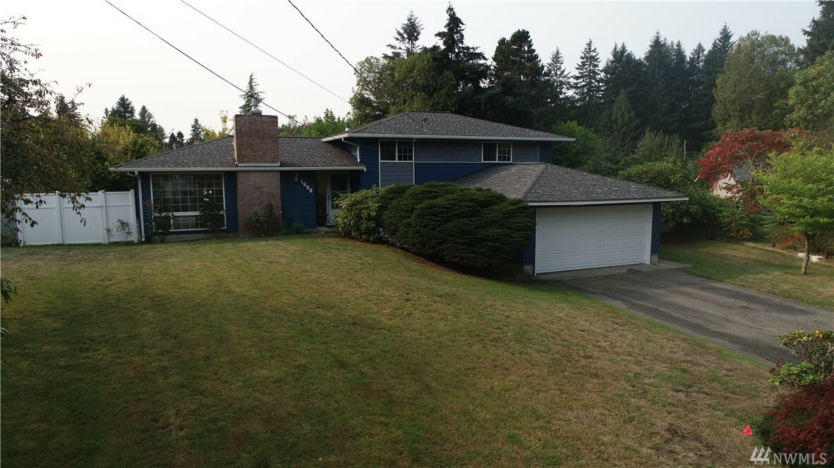 Property Photo:  1998 SE Juniper Ct  WA 98366 