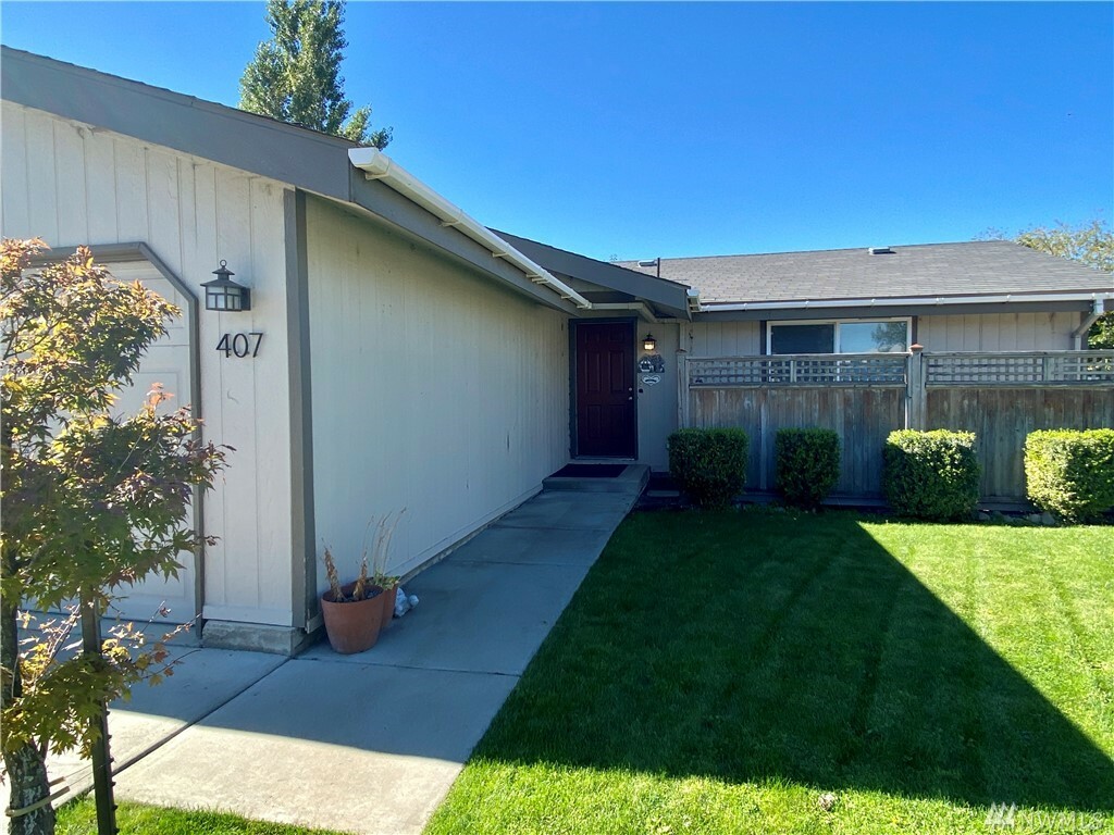 Property Photo:  407 Sacajawea Ct  WA 98934 