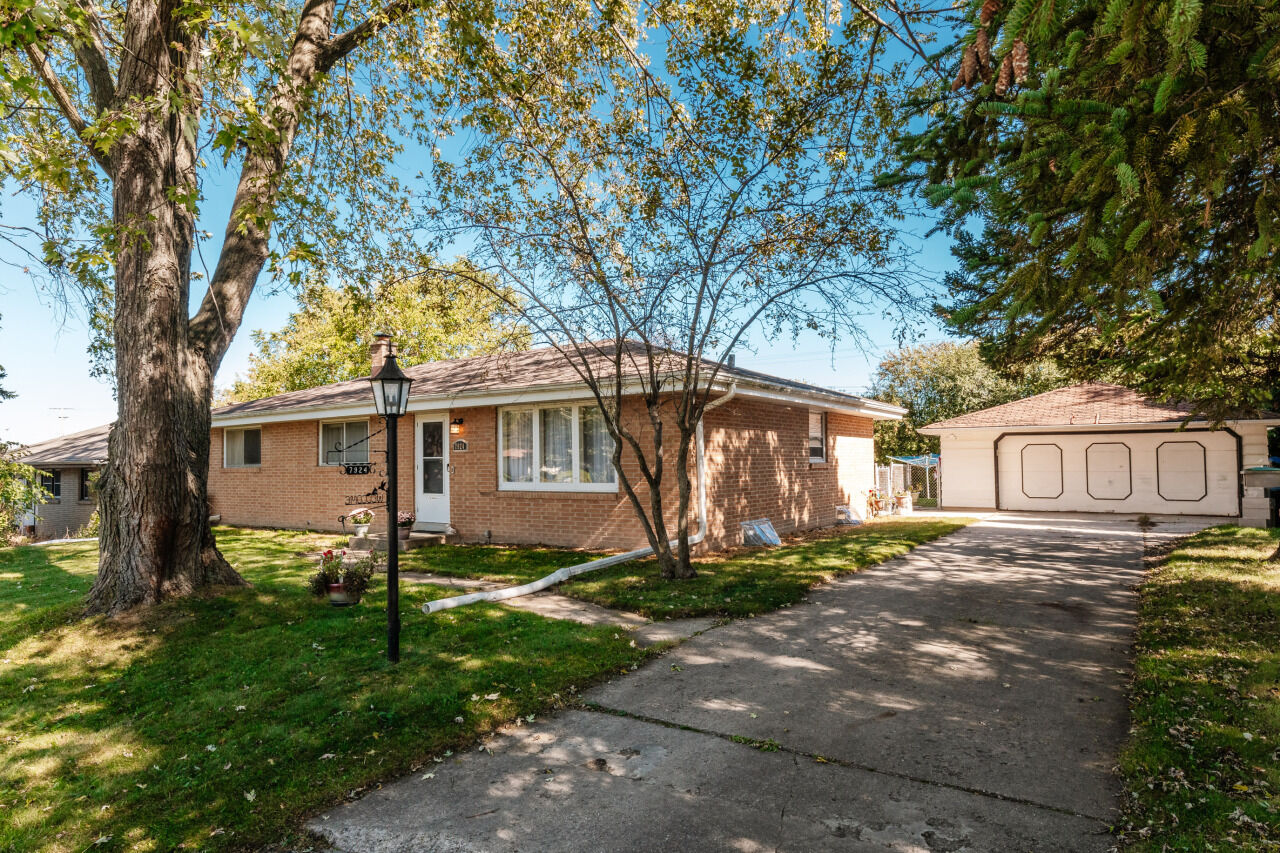 Property Photo: 7924 N Link Pl WI 53223